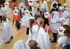 Dzieci tańczą przy muzyce