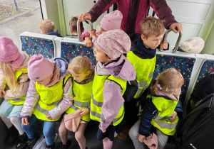 Dzieci siedzą w tramwaju