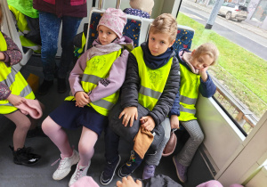 Dzieci jadą tramwajem