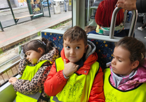 Dzieci siedzą w tramwaju