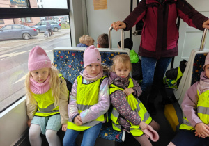 Dzieci siedzą w tramwaju