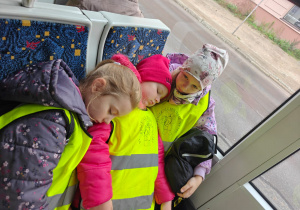 Dzieci jadą tramwajem na wycieczkę