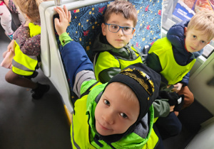 Dzieci pozują do zdjęcia w tramwaju
