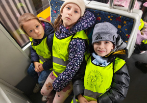 Dzieci siedzą w tramwaju
