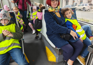 Dzieci siedzą w tramwaju