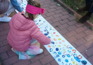 Dziewczynka maluje stemplami z ziemniaka
