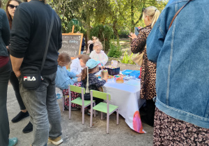 Dzieci robią branzoletki