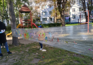 Dzieci malują na folii