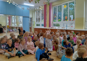 Dzieci odpowiadają na pytania dotyczące instrumentów