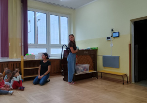 Nauczycielka zadaje zagadki słuchowe