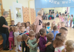 Dzieci tańczą ustawione w "wężyka"