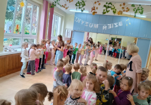 Dzieci uczestniczą w zabawach tanecznych