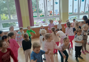 Dzieci tańczą
