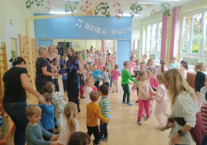 Dzieci uczestniczą w zabawach tanecznych