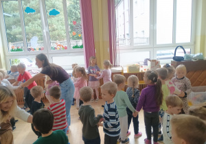 Dzieci tańczą