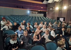 Dzieci siedzą w teatrze