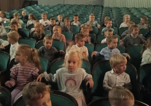 Dzieci czekają na przedstawienie w teatrze