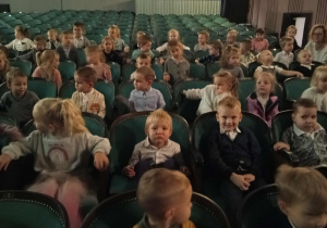 Dzieci siedzą w teatrze