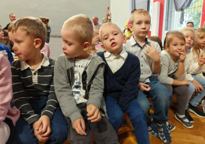Dzieci czekają na przedstawienie