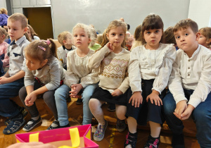 Dzieci oglądają przedstawienie