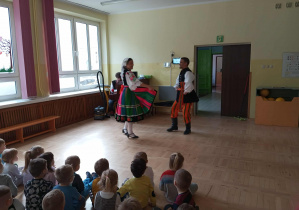 Dzieci oglądają taniec ludowy