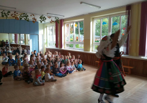 Dzieci oglądają taniec ludowy