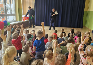 Dzieci uczestniczą w spotkaniu z policjantami