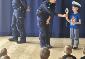 Chłopiec przymierza akcesoria policjanta