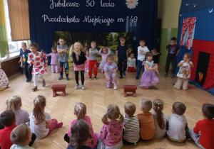 Dzieci oglądają występy starszaków