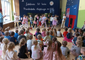 Grupa starszaków występuje z okazji 50-lecia przedszkola
