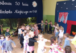 Zabawy taneczne na sali gimnastycznej