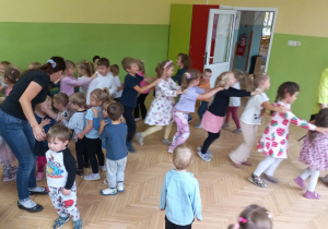 Dzieci tańczą