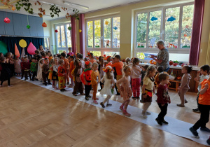 Pokaz mody strojów jesiennych