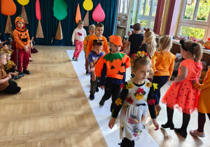 Pokaz mody strojów jesiennych