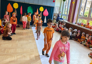 Pokaz mody strojów jesiennych