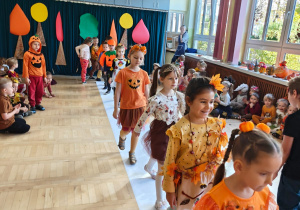 Dzieci prezentują stroje