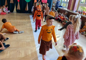 Dzieci prezentują stroje