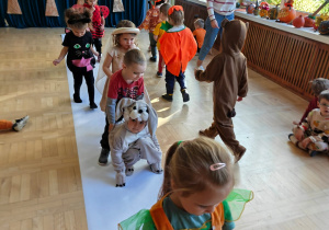 Dzieci prezentują stroje