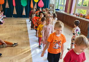 Dzieci prezentują przygotowane stroje