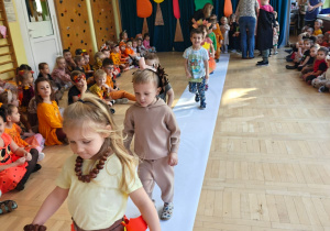 Dzieci prezentują przygotowane stroje