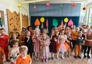 Dzieci pozują do zdjęcia