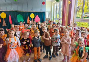 Dzieci pozują do zdjęcia