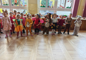 Dzieci pozują do zdjęcia