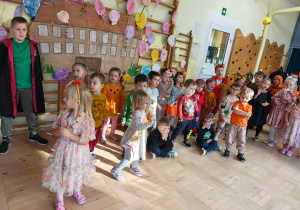 Dzieci pozują do zdjęcia