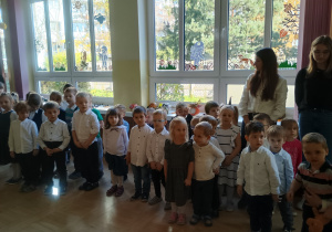 Dzieci śpiewają hymn