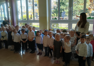 Dzieci śpiewają hymn