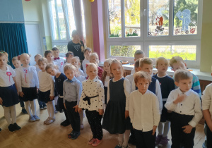 Dzieci śpiewają hymn