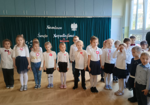 Dzieci śpiewają hymn