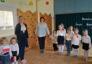 Dzieci śpiewają hymn