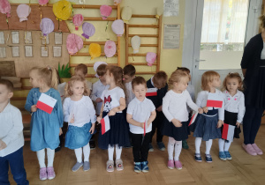 Dzieci śpiewają hymn